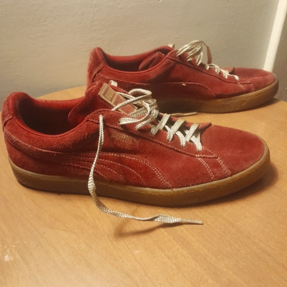 ♤Rare PUMA Crimson Classic Suedes w/Gold Details♤
